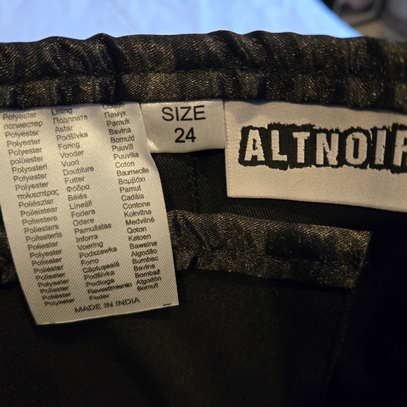 Alt Noir black lace overbust skirted corset size small - Picture 9 of 11